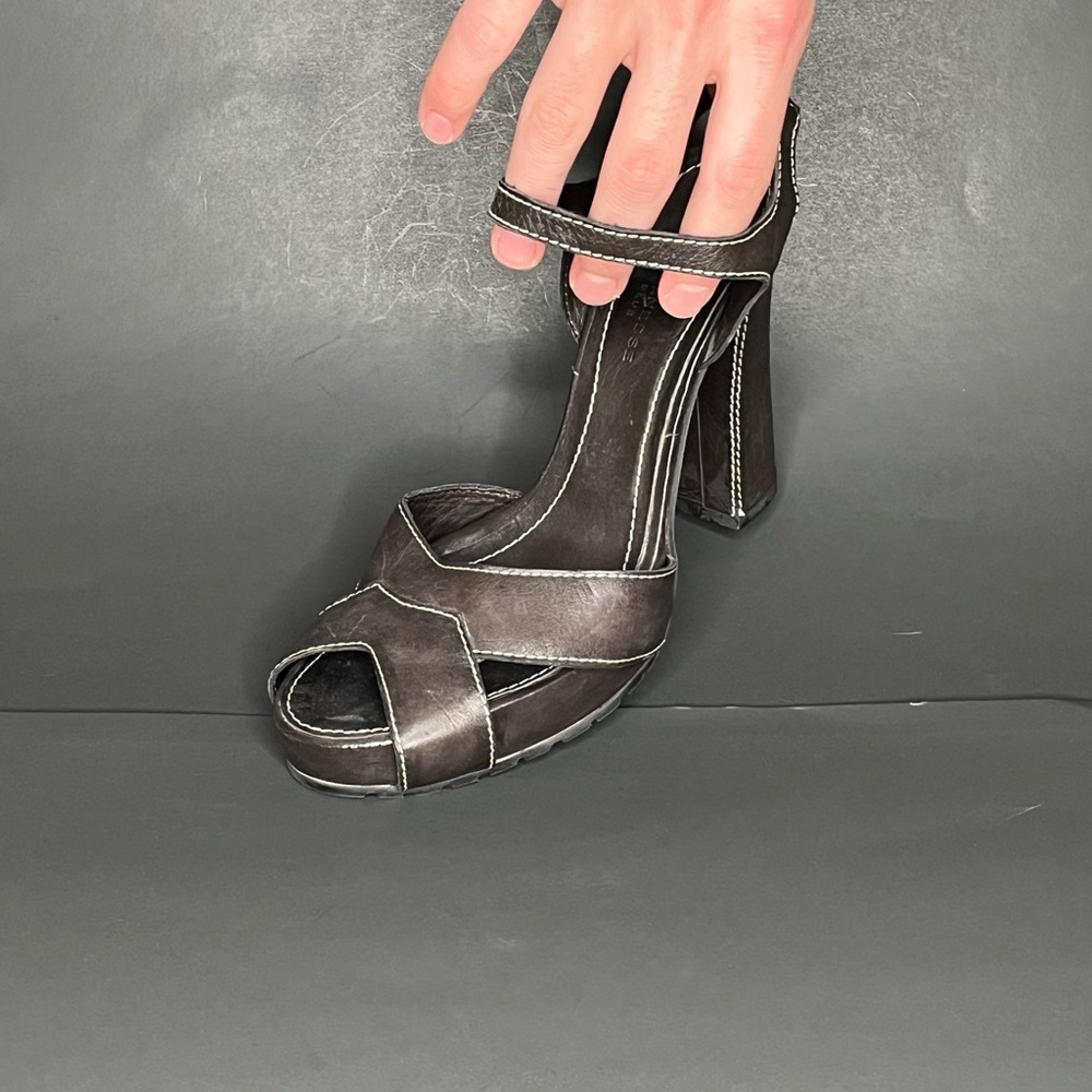 Strenesse showroom samples. Black heels. 40 European.